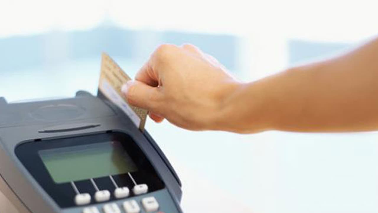 ವ್ಯವಹಾರಕ್ಕೆ ಕಾರ್ಡ್ ಬಳಸಿದರೆ ಇಂದಿನಿಂದ ಸೇವಾ ತೆರಿಗೆ ಅನ್ವಯ ವ್ಯವಹಾರಕ್ಕೆ ಕಾರ್ಡ್ ಬಳಸಿದರೆ ಇಂದಿನಿಂದ ಸೇವಾ ತೆರಿಗೆ ಅನ್ವಯ