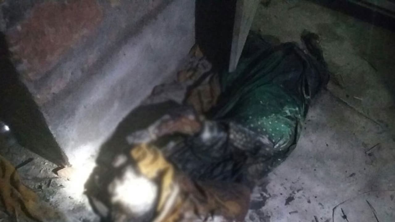 വീടിനുള്ളില് മരിച്ചുകിടന്ന സ്ത്രീയുടെ മൃതദേഹം തെരുവുനായ്ക്കള് കടിച്ചുകീറി വീടിനുള്ളില് മരിച്ചുകിടന്ന സ്ത്രീയുടെ മൃതദേഹം തെരുവുനായ്ക്കള് കടിച്ചുകീറി