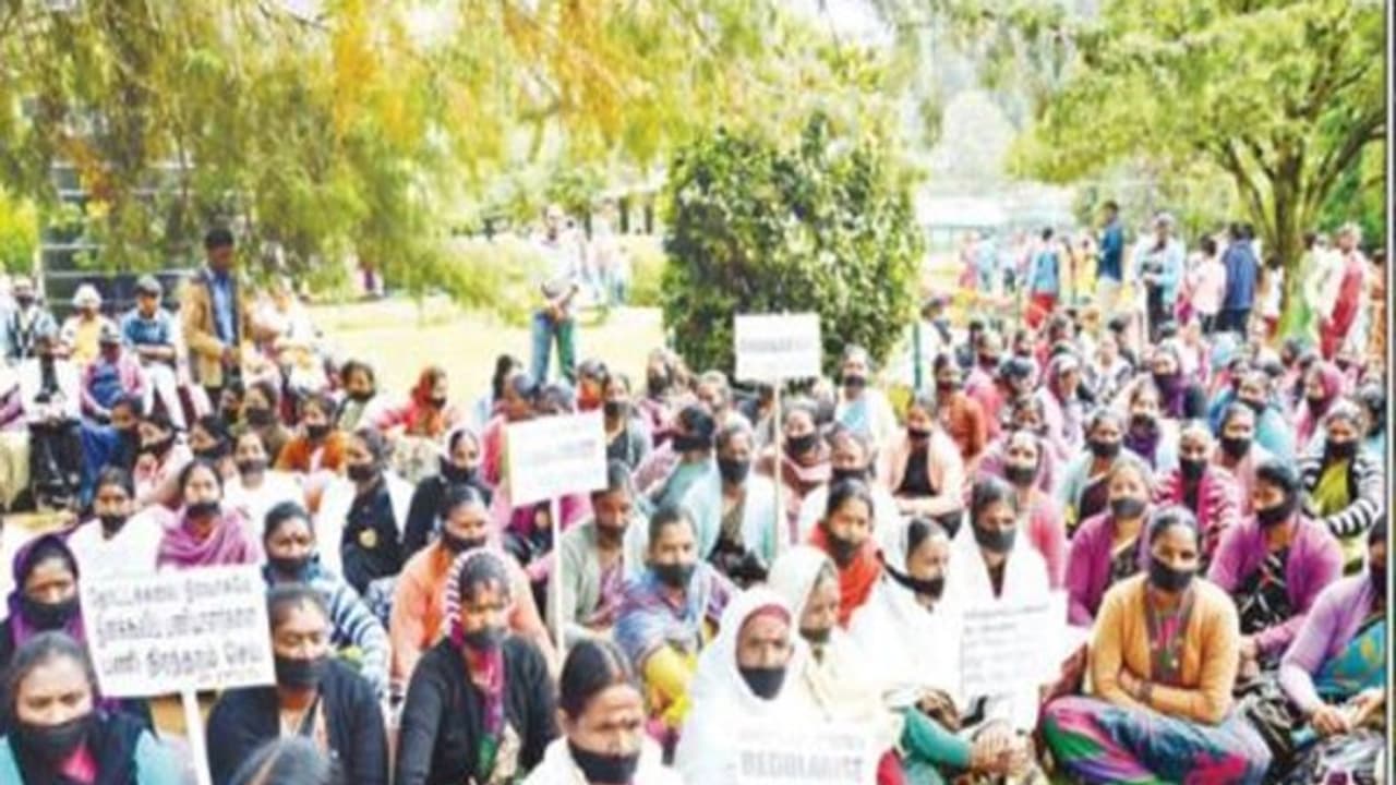 பல்வேறு கோரிக்கைகளை வலியுறுத்தி தினக்கூலி பணியாளர்கள் போராட்டம்; 6 வது நாளில் வாயில் கருப்பு துணி கட்டினர்... பல்வேறு கோரிக்கைகளை வலியுறுத்தி தினக்கூலி பணியாளர்கள் போராட்டம்; 6 வது நாளில் வாயில் கருப்பு துணி கட்டினர்...