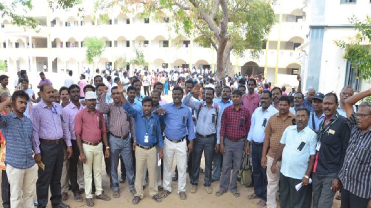 காவிரி மேலாண்மை வாரியம் அமைக்க வலியுறுத்தி முதுநிலை பட்டதாரி ஆசிரியர்கள் ஆர்ப்பாட்டம்... காவிரி மேலாண்மை வாரியம் அமைக்க வலியுறுத்தி முதுநிலை பட்டதாரி ஆசிரியர்கள் ஆர்ப்பாட்டம்...