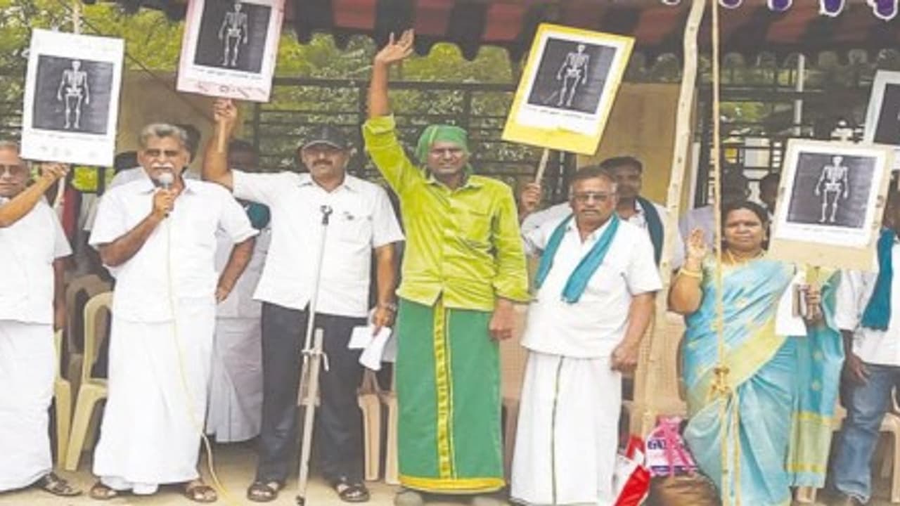 இயற்கையை பாதுக்காக்காவிட்டால் மக்கள் எலும்புகூடா தான் மாறணும் – சிமெண்ட் ஆலைகளை கண்டித்து ஆர்ப்பாட்டம்… இயற்கையை பாதுக்காக்காவிட்டால் மக்கள் எலும்புகூடா தான் மாறணும் – சிமெண்ட் ஆலைகளை கண்டித்து ஆர்ப்பாட்டம்…