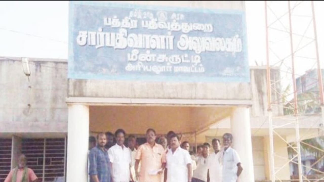 சார்பதிவாளர் அலுவலகம் முற்றுகை; பத்திரபதிவு செய்யாமல் காலை முதல் மாலை வரை இழுத்தடித்ததால் மக்கள் கோபம்.. சார்பதிவாளர் அலுவலகம் முற்றுகை; பத்திரபதிவு செய்யாமல் காலை முதல் மாலை வரை இழுத்தடித்ததால் மக்கள் கோபம்..
