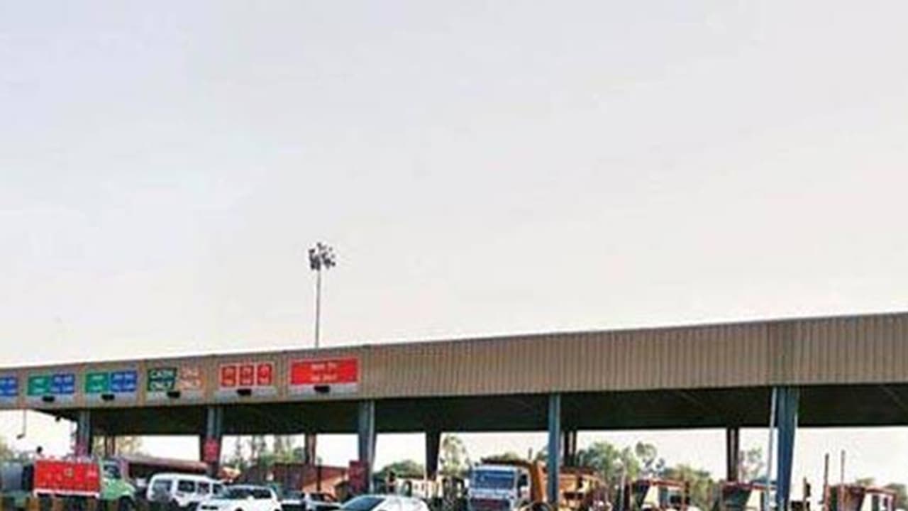 ವೈದ್ಯರೊಬ್ಬರು 40 ರೂ. ಟೋಲ್ ಹಣ ಕಡಿತಕ್ಕೆ ಸಿಬ್ಬಂದಿಗೆ ಡೆಬಿಟ್ ಕಾರ್ಡ್ ಕೊಟ್ಟರು? ಆಮೇಲೆ ಎಸ್'ಎಂಎಸ್ ಬಂದಾಗ ಮೂರ್ಚೆ ಹೋದರು ! ವೈದ್ಯರೊಬ್ಬರು 40 ರೂ. ಟೋಲ್ ಹಣ ಕಡಿತಕ್ಕೆ ಸಿಬ್ಬಂದಿಗೆ ಡೆಬಿಟ್ ಕಾರ್ಡ್ ಕೊಟ್ಟರು? ಆಮೇಲೆ ಎಸ್'ಎಂಎಸ್ ಬಂದಾಗ ಮೂರ್ಚೆ ಹೋದರು !