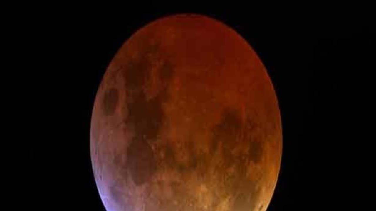 இப்படி ஒரு நிலவை நாம் இனி பார்க்கமுடியுமா? 150 வருஷத்துக்கு பிறகு தெரியும் சூப்பர்மூன் !! மறக்காம பாருங்க …. இப்படி ஒரு நிலவை நாம் இனி பார்க்கமுடியுமா? 150 வருஷத்துக்கு பிறகு தெரியும் சூப்பர்மூன் !! மறக்காம பாருங்க ….