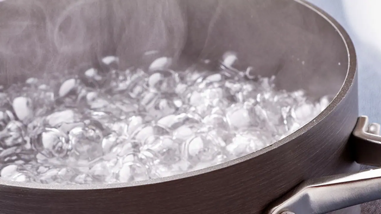 అక్రమ సంబంధం.. భర్త ఒంటిపై మసిలే నూనె పోసిన భార్య