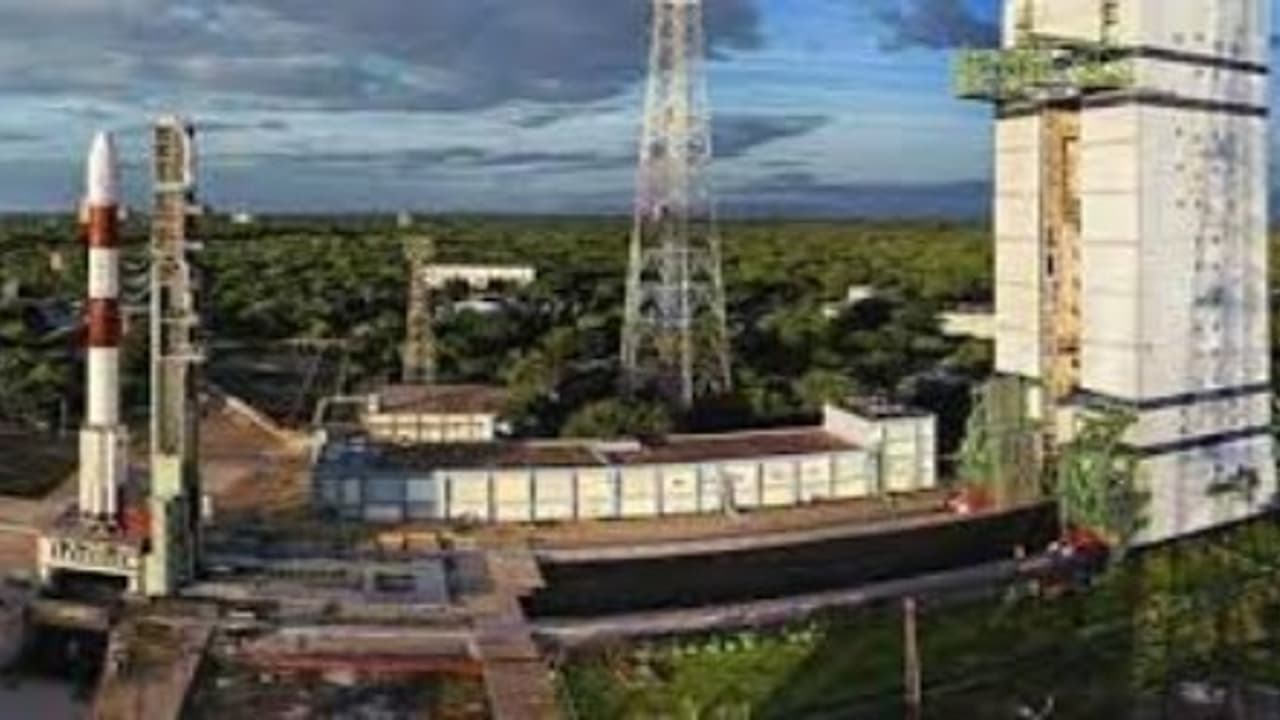 இன்று விண்ணில் சீறிப்பாய்கிறது பிஎஸ்எல்வி சி38 ராக்கெட் !! தமிழகத்தில் தயாரிக்கப்பட்ட செயற்கை கோளும் ஏவப்படுகிறது… இன்று விண்ணில் சீறிப்பாய்கிறது பிஎஸ்எல்வி சி38 ராக்கெட் !! தமிழகத்தில் தயாரிக்கப்பட்ட செயற்கை கோளும் ஏவப்படுகிறது…