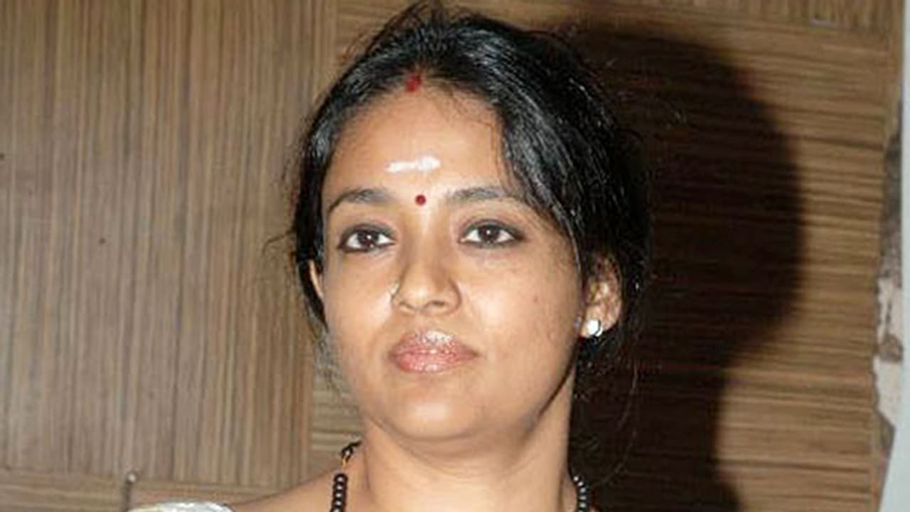 ನೆಲಮಂಗಲ ಬಳಿ ನಿತ್ಯಾನಂದನ ಶಿಷ್ಯೆ ರಂಜಿತಾ ರಂಪಾಟ ನೆಲಮಂಗಲ ಬಳಿ ನಿತ್ಯಾನಂದನ ಶಿಷ್ಯೆ ರಂಜಿತಾ ರಂಪಾಟ