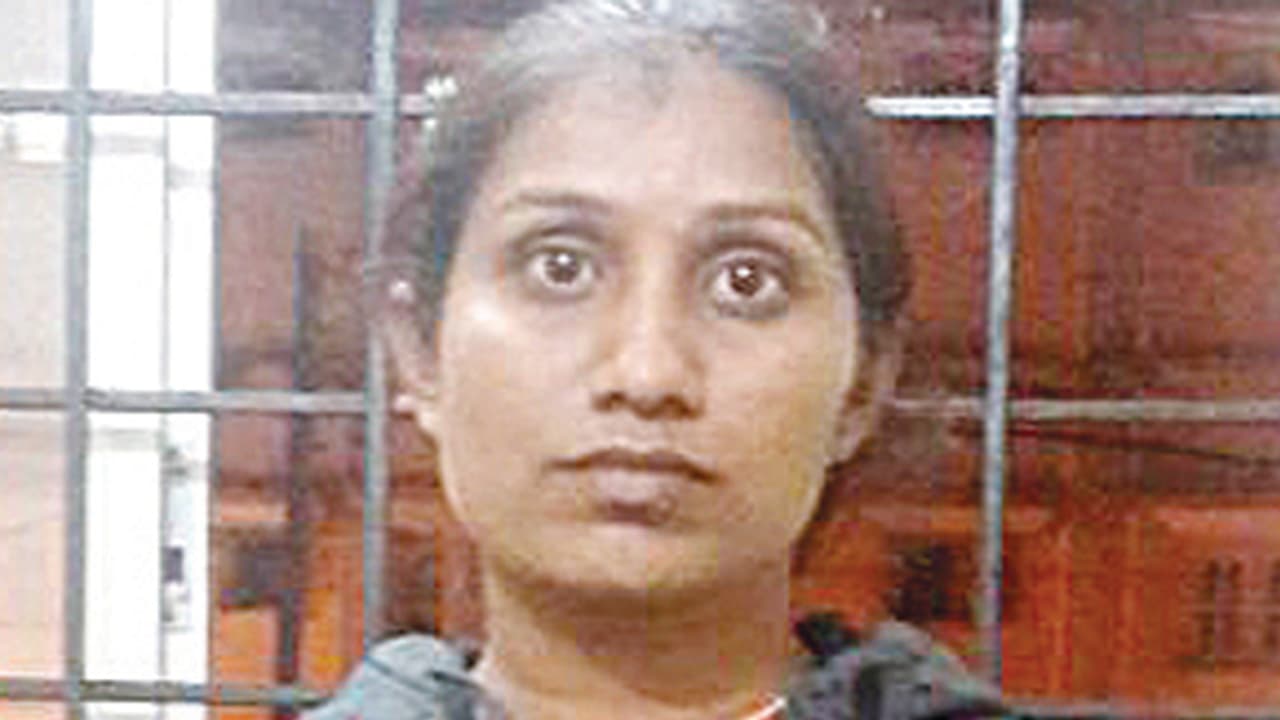 ಕದ್ದ ಲ್ಯಾಪ್ ಟಾಪ್ ಮಾರಿ ಪ್ರಿಯಕರನ ಜೊತೆ ಮೋಜು ಕದ್ದ ಲ್ಯಾಪ್ ಟಾಪ್ ಮಾರಿ ಪ್ರಿಯಕರನ ಜೊತೆ ಮೋಜು