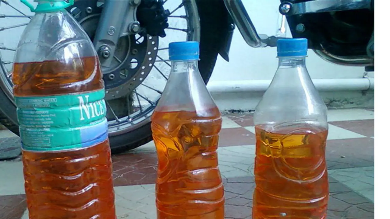 వీడి దుంపతెగ.. ఆరెంజ్ జ్యూస్ ను పెట్రోల్ అని ఒంటిమీద పోసుకుని కలెక్టరేట్ లో హల్ చల్..చివరికి.. వీడి దుంపతెగ.. ఆరెంజ్ జ్యూస్ ను పెట్రోల్ అని ఒంటిమీద పోసుకుని కలెక్టరేట్ లో హల్ చల్..చివరికి..