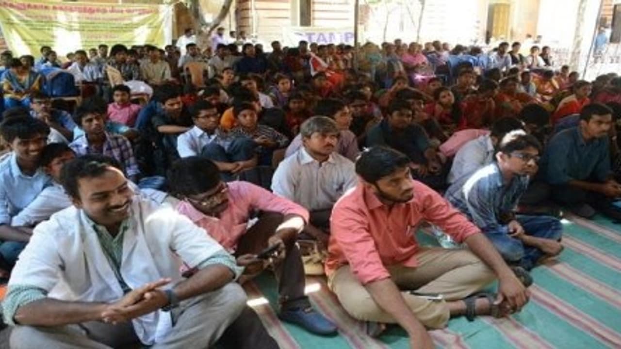 50% இட ஒதுக்கீடு ரத்து போராடும் மருத்துவர்களுக்கு ஆப்பு வைத்த நீதிமன்றம் 50% இட ஒதுக்கீடு ரத்து போராடும் மருத்துவர்களுக்கு ஆப்பு வைத்த நீதிமன்றம்