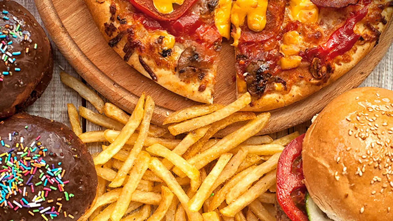 রাতে জেগে থেকে মাঝ রাতে খাওয়ার অভ্যাস বাড়িয়ে তুলছে এই শারীরিক সমস্যাগুলি