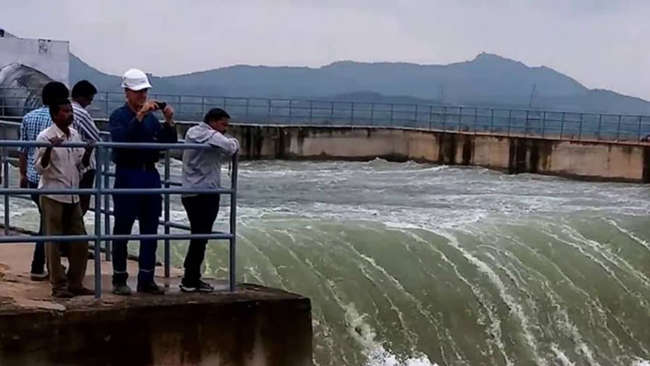 పాలమూరు డిండిచెరువులో దొంగలు పడ్డారట... పాలమూరు డిండిచెరువులో దొంగలు పడ్డారట...