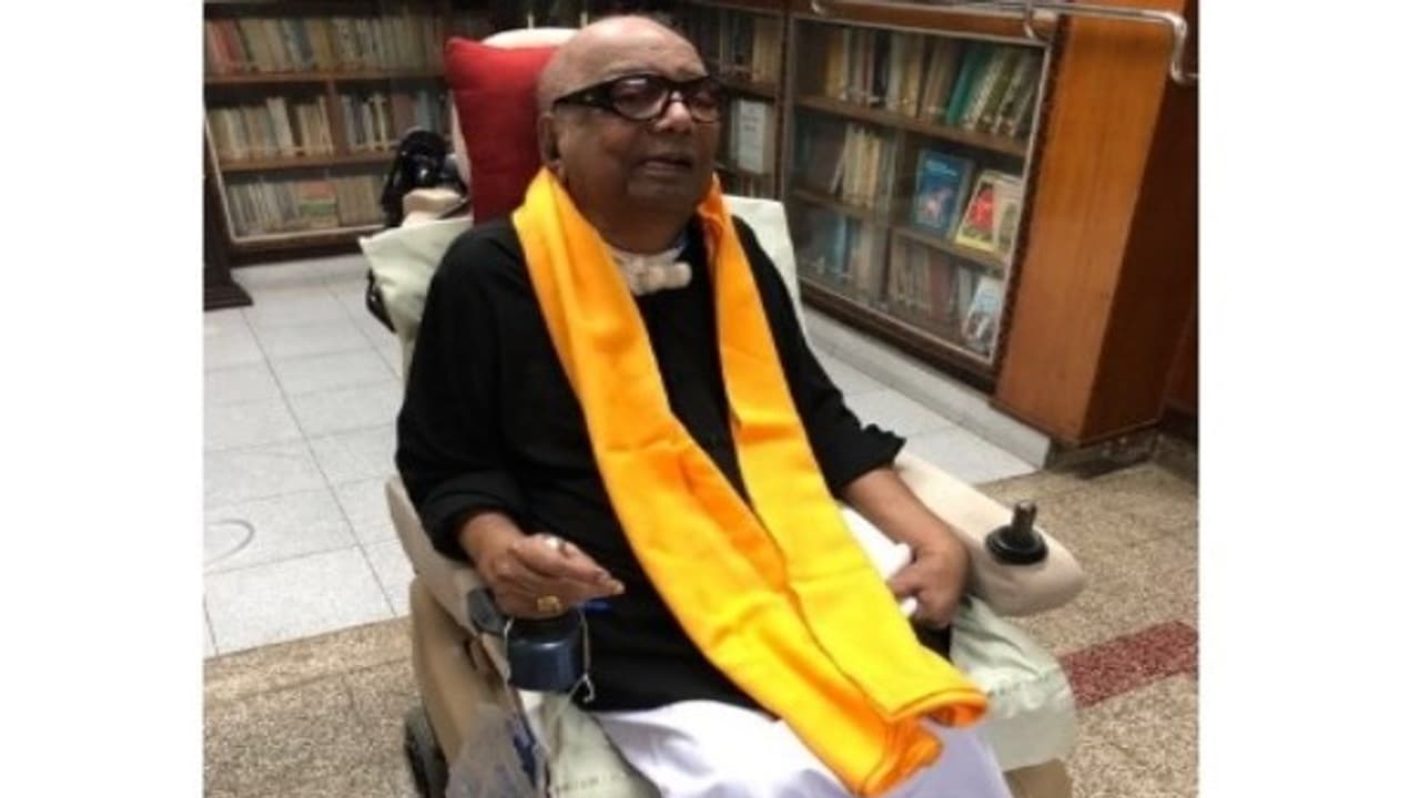 கருப்புச்சட்டையுடன் மோடிக்கு எதிர்ப்பு தெரிவிக்கும் கருணாநிதி...! வைரலாகும் புகைப்படம்... கருப்புச்சட்டையுடன் மோடிக்கு எதிர்ப்பு தெரிவிக்கும் கருணாநிதி...! வைரலாகும் புகைப்படம்...