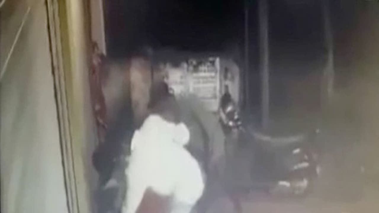 ഓച്ചിറയില് കടത്തിണ്ണയില് കിടന്നുറങ്ങിയവര്ക്ക് ക്രൂര മര്ദ്ദനം ഓച്ചിറയില് കടത്തിണ്ണയില് കിടന്നുറങ്ങിയവര്ക്ക് ക്രൂര മര്ദ്ദനം