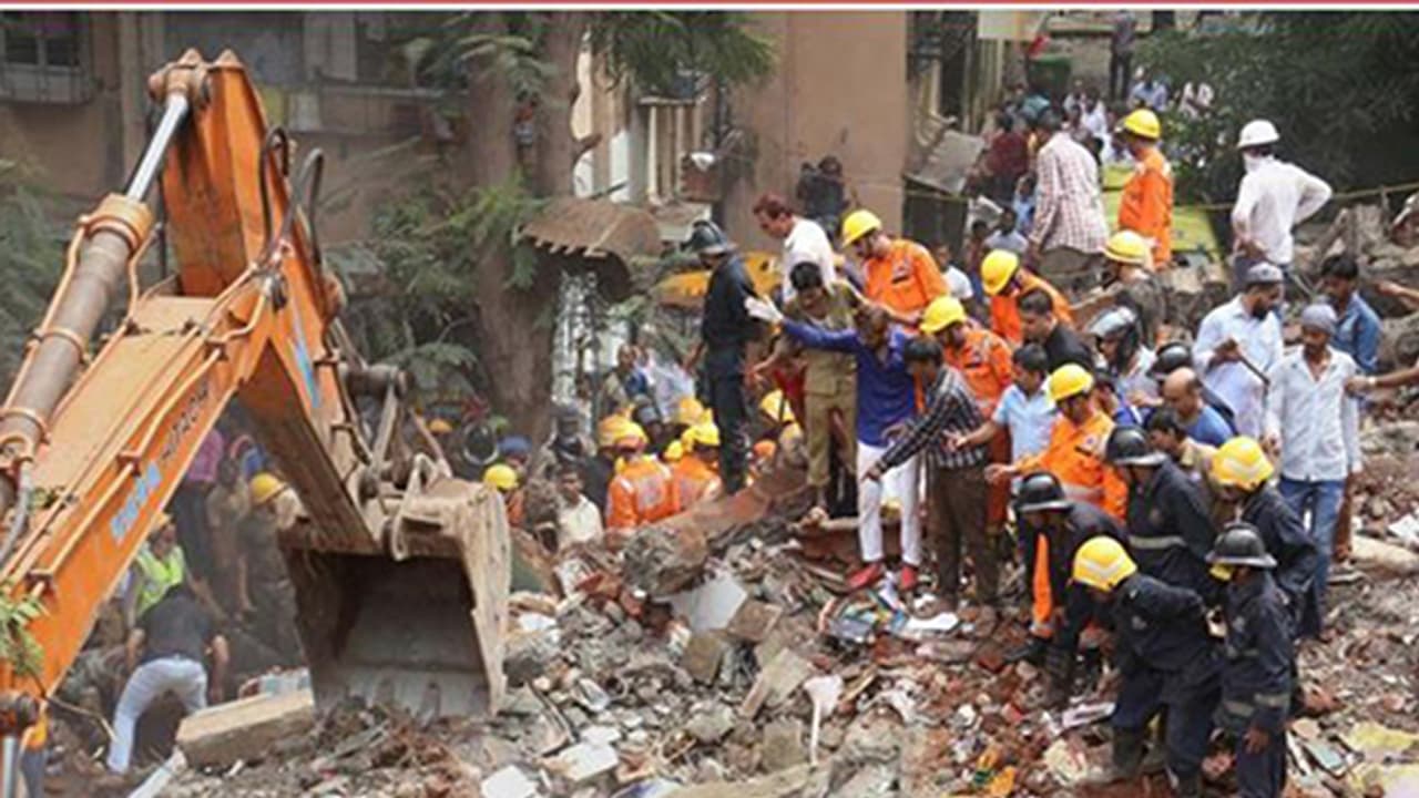 భారీ వర్షం ఎఫెక్ట్: పేకమేడలా కుప్పకూలిన రెండంతస్తుల భవనం(వీడియో) భారీ వర్షం ఎఫెక్ట్: పేకమేడలా కుప్పకూలిన రెండంతస్తుల భవనం(వీడియో)