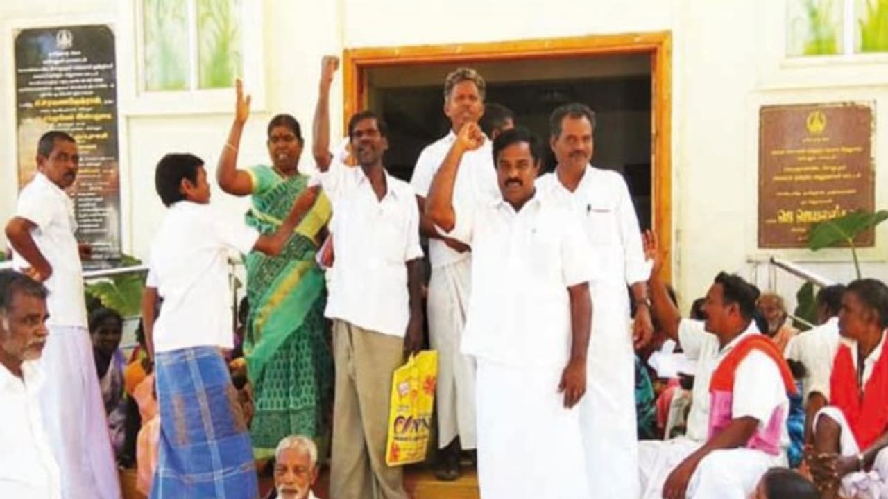 மனு கொடுக்க பல மணி நேரங்கள் காத்திருந்த மக்கள்; அதிகாரிகள் வராததால் ஊராட்சி அலுவலகம் முற்றுகை... மனு கொடுக்க பல மணி நேரங்கள் காத்திருந்த மக்கள்; அதிகாரிகள் வராததால் ஊராட்சி அலுவலகம் முற்றுகை...