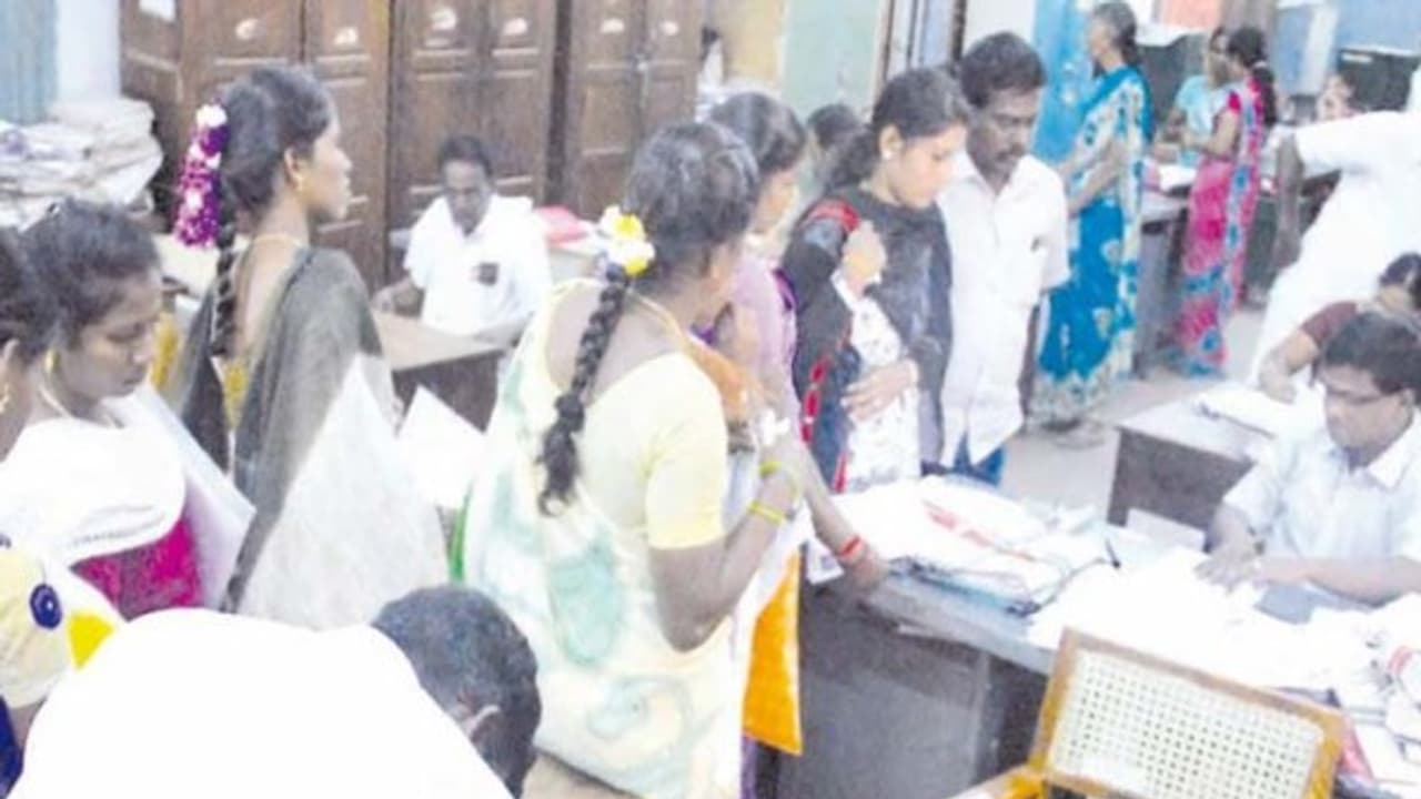 மானிய விலையில் ஸ்கூட்டர் இறுதி நாளில் மட்டும் 366 விண்ணப்பங்கள் பெறப்பட்டன... மானிய விலையில் ஸ்கூட்டர் இறுதி நாளில் மட்டும் 366 விண்ணப்பங்கள் பெறப்பட்டன...