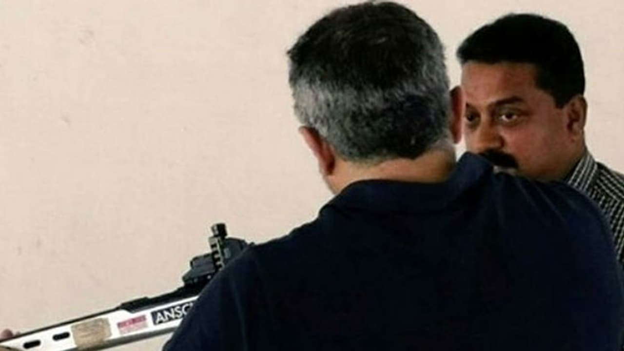 ഷൂട്ടിംഗില് പരിശീലനം നേടി 'തല'! ഷൂട്ടിംഗില് പരിശീലനം നേടി 'തല'!