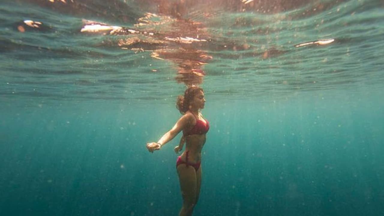 బికినీతో సముద్రంలో ఈదుతూ గ్లామర్ పెంచేస్తున్న శ్రియ సరన్ బికినీతో సముద్రంలో ఈదుతూ గ్లామర్ పెంచేస్తున్న శ్రియ సరన్