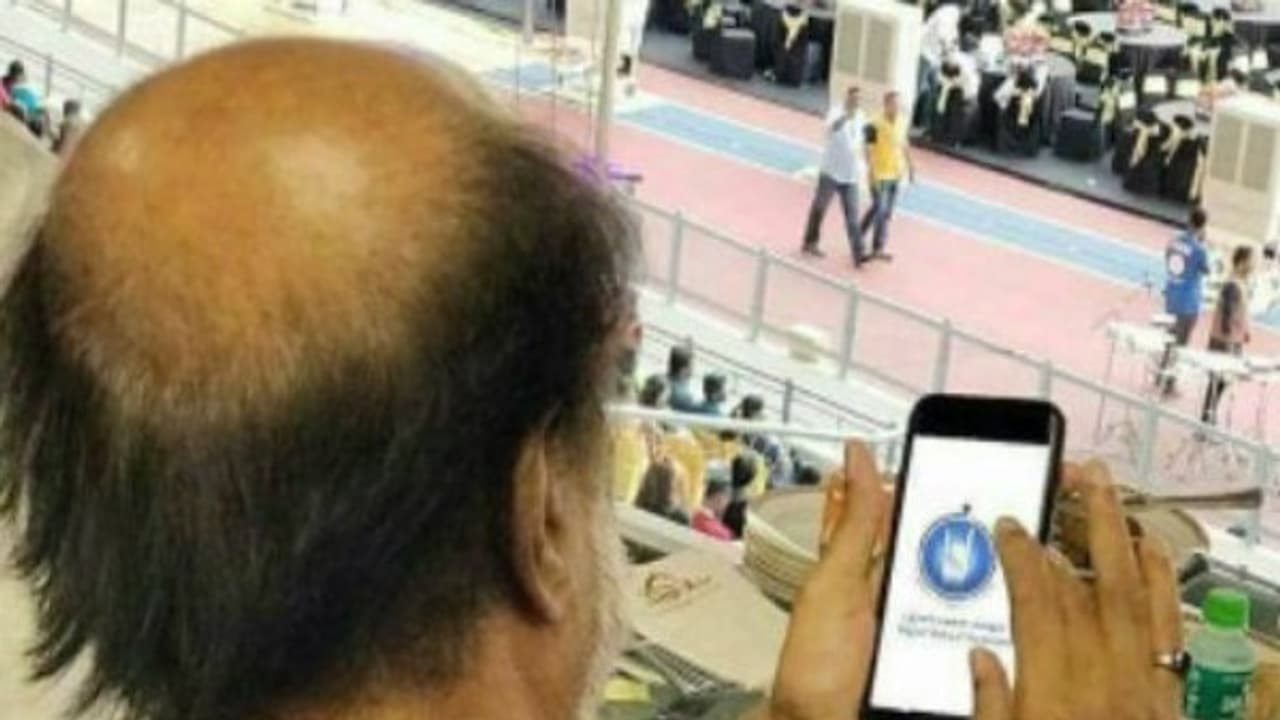 நம்ம கட்சியில எத்தன பேரு இருக்காங்க... மலேசிய விழாவில் செக் பண்ணிய ஆன்மீக அரசியல் லீடர்! நம்ம கட்சியில எத்தன பேரு இருக்காங்க... மலேசிய விழாவில் செக் பண்ணிய ஆன்மீக அரசியல் லீடர்!