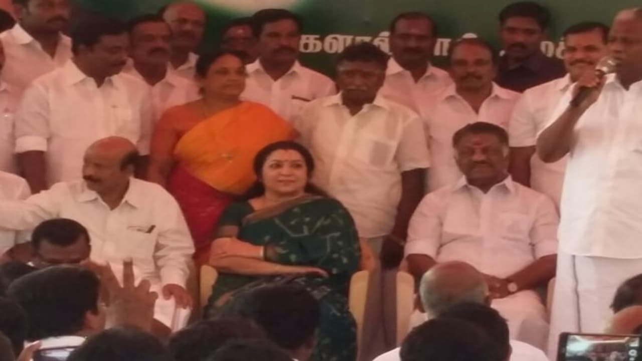 எம்ஜிஆர் நாயகியை வளைத்து போட்டார் ஓ.பி.எஸ் நடிகை லதா நேரில் ஆதரவு எம்ஜிஆர் நாயகியை வளைத்து போட்டார் ஓ.பி.எஸ் நடிகை லதா நேரில் ஆதரவு