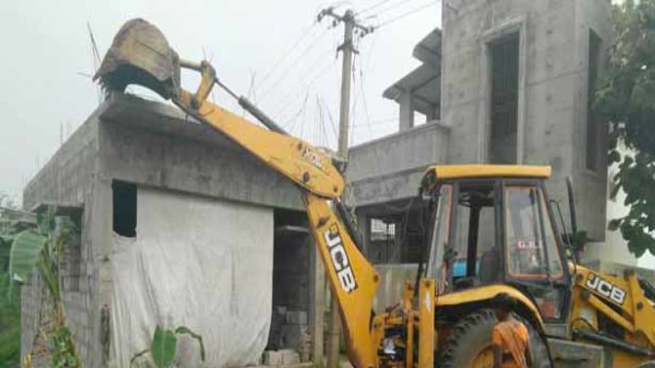 ஊத்துக்கோட்டை நெடுஞ்சாலையில் உள்ள ஆக்கிரமிப்புகள் அகற்றம்; தொடர் புகார்களால் ஆட்சியர் அதிரடி... ஊத்துக்கோட்டை நெடுஞ்சாலையில் உள்ள ஆக்கிரமிப்புகள் அகற்றம்; தொடர் புகார்களால் ஆட்சியர் அதிரடி...