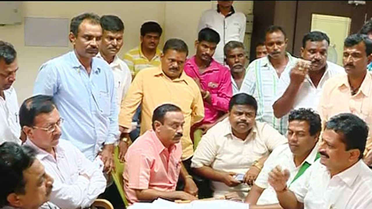 40ಕ್ಕೂ ಹೆಚ್ಚು ರೈತರಿಗೆ ಬ್ಯಾಂಕ್ ಅಧಿಕಾರಿಗಳಿಂದ ಮೋಸ: ಬರೋಬ್ಬರಿ 8 ಕೋಟಿ ಟೋಪಿ 40ಕ್ಕೂ ಹೆಚ್ಚು ರೈತರಿಗೆ ಬ್ಯಾಂಕ್ ಅಧಿಕಾರಿಗಳಿಂದ ಮೋಸ: ಬರೋಬ್ಬರಿ 8 ಕೋಟಿ ಟೋಪಿ