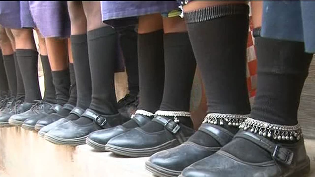 ಮಕ್ಕಳ ಶೂನಲ್ಲಿ ರಾಜಕೀಯ ಎಂಟ್ರಿ: ಇಕ್ಕಟ್ಟಿಗೆ ಸಿಲುಕಿದ ಮುಖ್ಯೋಪಾಧ್ಯಾಯರು