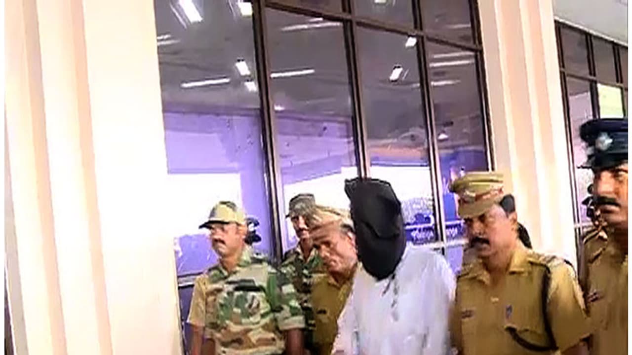 മലയാളികളുടെ തിരോധാനം; മുംബൈയില് അറസ്റ്റിലായവരെ കൊച്ചിയിലെത്തിച്ചു മലയാളികളുടെ തിരോധാനം; മുംബൈയില് അറസ്റ്റിലായവരെ കൊച്ചിയിലെത്തിച്ചു