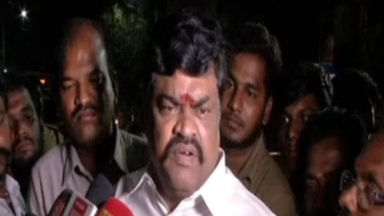 வீடு கேட்டால் உடனே கிடைக்கும்..! ஆர்.கே.நகர் மக்களுக்கு ஆசை காட்டும் அமைச்சர்..! வீடு கேட்டால் உடனே கிடைக்கும்..! ஆர்.கே.நகர் மக்களுக்கு ஆசை காட்டும் அமைச்சர்..!