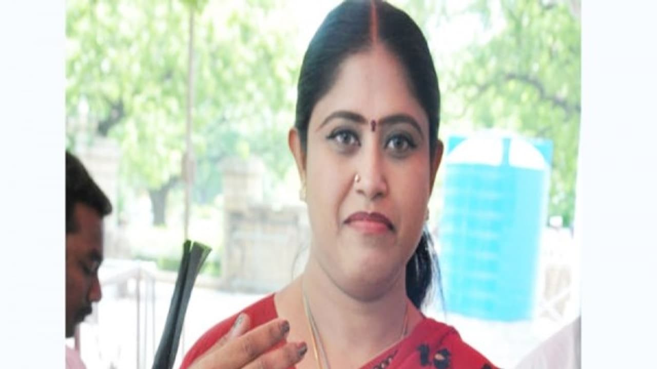 ஒரு வழியாக 4 தொகுதிகளுக்கு வேட்பாளரை அறிவித்த காங்கிரஸ்... விளவங்கோட்டை வாங்கிய காட்டிய விஜயதாரணி! ஒரு வழியாக 4 தொகுதிகளுக்கு வேட்பாளரை அறிவித்த காங்கிரஸ்... விளவங்கோட்டை வாங்கிய காட்டிய விஜயதாரணி!