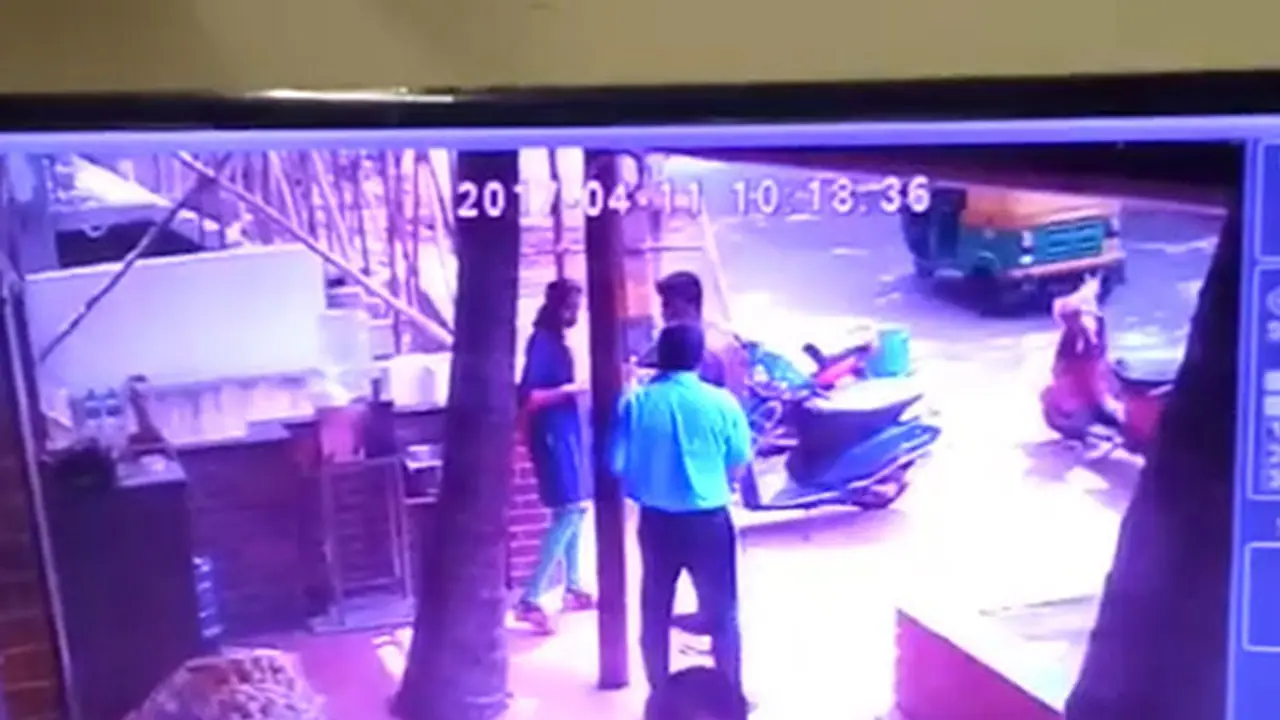 ಬಸ್ ನಿಲ್ದಾಣದಲ್ಲಿ ಯುವತಿ ಕಾಲಿಗೆ ಬಿದ್ದವನ ಬಂಧನ ಬಸ್ ನಿಲ್ದಾಣದಲ್ಲಿ ಯುವತಿ ಕಾಲಿಗೆ ಬಿದ್ದವನ ಬಂಧನ