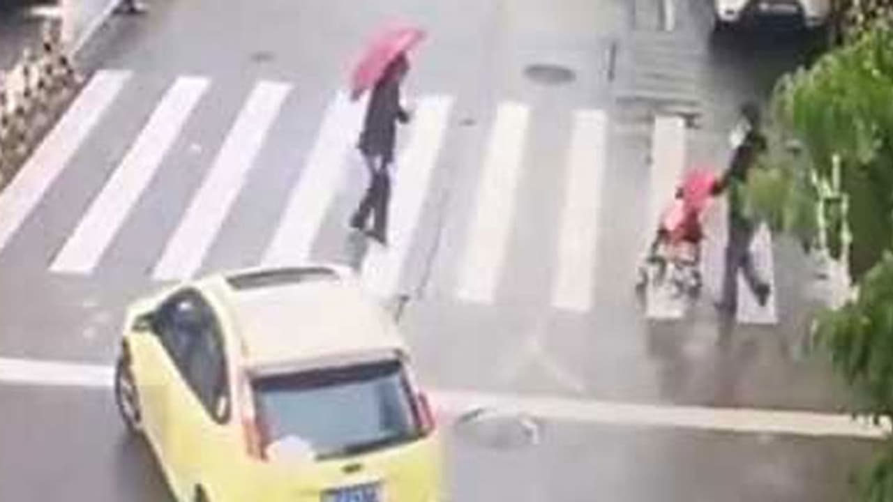 റോഡിൽ ഡ്രൈവറുടെ മനുഷ്യത്വം; വീഡിയോ കാണാം റോഡിൽ ഡ്രൈവറുടെ മനുഷ്യത്വം; വീഡിയോ കാണാം