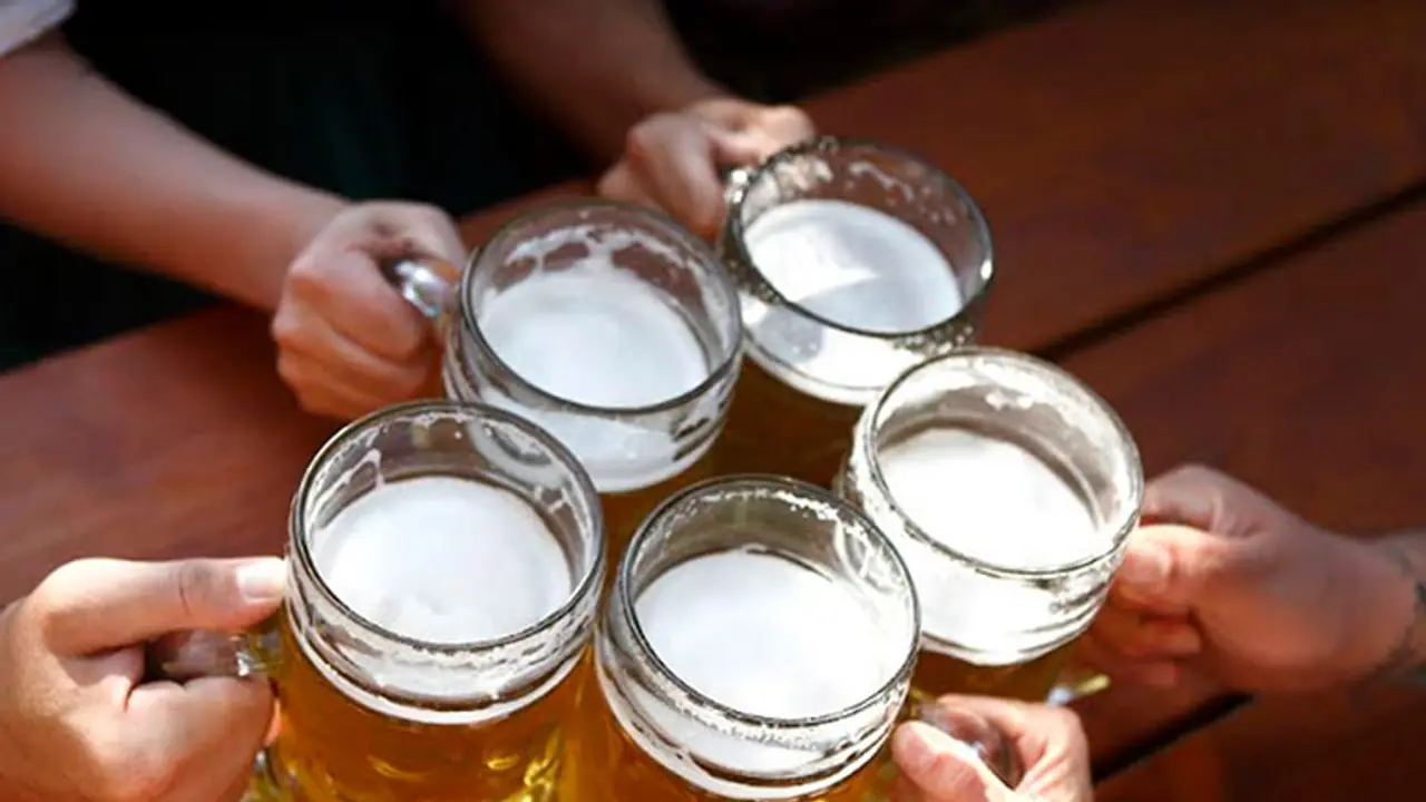 അല്പ്പം ബിയറടിച്ചാല് ഇങ്ങനെയും ഗുണങ്ങളുണ്ടെന്ന് പഠനം അല്പ്പം ബിയറടിച്ചാല് ഇങ്ങനെയും ഗുണങ്ങളുണ്ടെന്ന് പഠനം