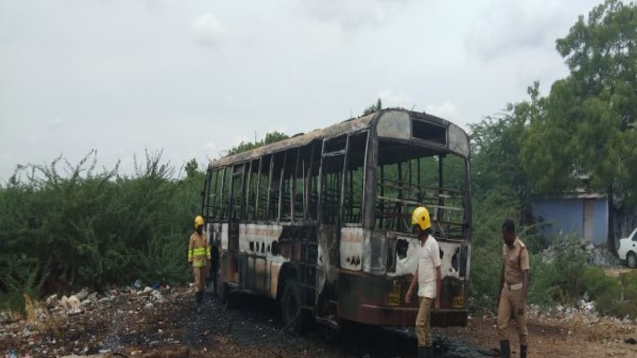 எங்க ’தல’யை தொட்டா... இதான் கதி அரசு பஸ்ஸை எரித்து எலும்புகூடாக்கிய ராக்கெட் கேங் எங்க ’தல’யை தொட்டா... இதான் கதி அரசு பஸ்ஸை எரித்து எலும்புகூடாக்கிய ராக்கெட் கேங்