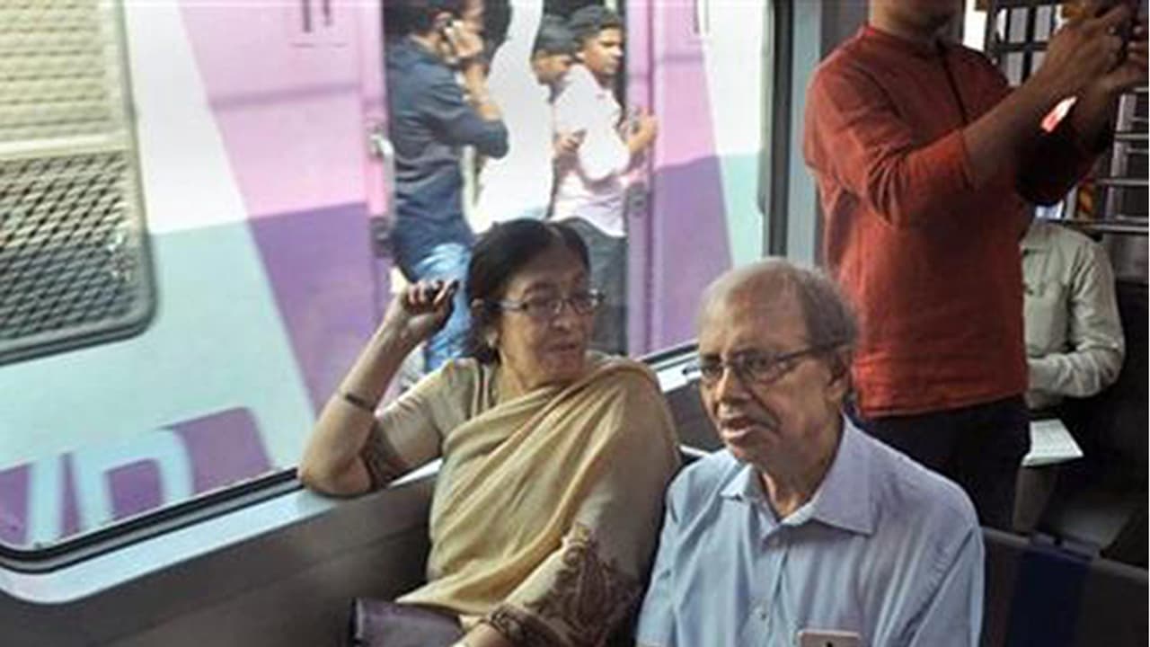 দীর্ঘ সাড়ে ৭ মাস পর চালু লোকাল ট্রেন, সাতসকালেই কাউন্টারে লম্বা লাইন