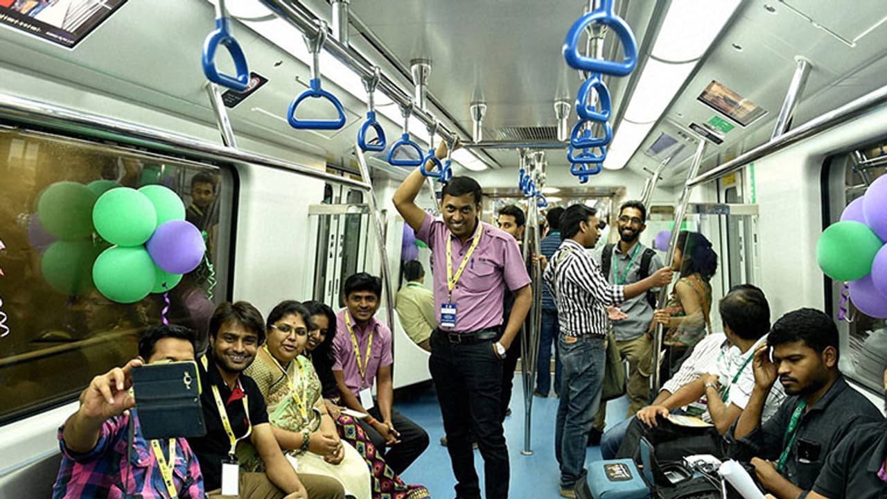 లేడీస్ సీట్లలో కూర్చుంటే.. ఇక అంతే