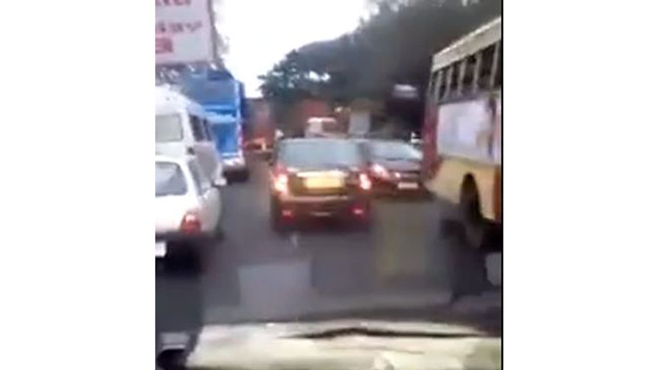 ഇവനെ എന്ത് ചെയ്യണം; ആംബുലന്സിന് വഴി മുടക്കി ടാക്സി ഡ്രൈവറുടെ പരാക്രമം ഇവനെ എന്ത് ചെയ്യണം; ആംബുലന്സിന് വഴി മുടക്കി ടാക്സി ഡ്രൈവറുടെ പരാക്രമം