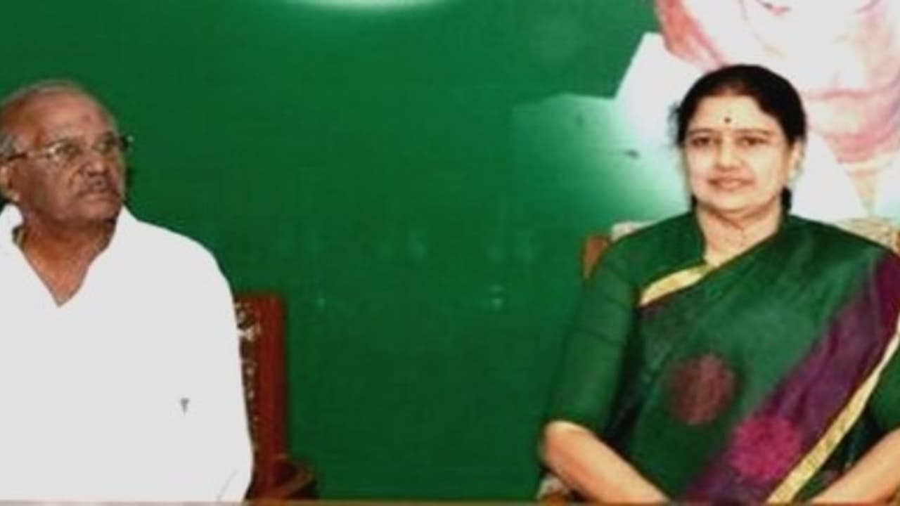 "ஒருபோதும் சசிகலா பொதுச்செயலாளர் ஆக முடியாது" ஆதாரத்தோடு தேர்தல் ஆணையத்திடம் மதுசூதனன் புகார் "ஒருபோதும் சசிகலா பொதுச்செயலாளர் ஆக முடியாது" ஆதாரத்தோடு தேர்தல் ஆணையத்திடம் மதுசூதனன் புகார்