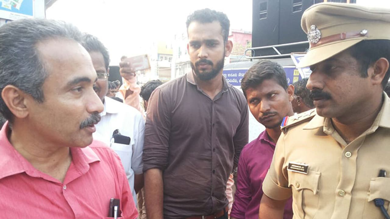 കുട്ടികള്ക്ക് നേരെ മോശം പെരുമാറ്റം; ബസ് ജീവനക്കാരെ അറസ്റ്റ് ചെയ്യാന് മൈക്കിലൂടെ ഉത്തരവിട്ട് ജഡ്ജി കുട്ടികള്ക്ക് നേരെ മോശം പെരുമാറ്റം; ബസ് ജീവനക്കാരെ അറസ്റ്റ് ചെയ്യാന് മൈക്കിലൂടെ ഉത്തരവിട്ട് ജഡ്ജി