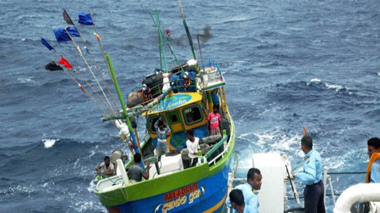 எல்லாமே எங்க ஏரியாதான்..! கடல்ல கால வச்சாலே அரெஸ்ட் பண்ணும் இலங்கை கடற்படை..! மீண்டும் தமிழக மீனவர்கள் கைது..! எல்லாமே எங்க ஏரியாதான்..! கடல்ல கால வச்சாலே அரெஸ்ட் பண்ணும் இலங்கை கடற்படை..! மீண்டும் தமிழக மீனவர்கள் கைது..!