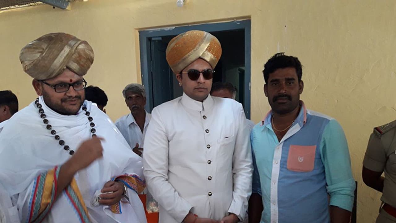 ಕಪ್ಪಡಿ ಗದ್ದುಗೆಗೆ ಭೇಟಿ ನೀಡಿ ವಿಶೇಷ ಪೂಜೆ ಸಲ್ಲಿಸಿದ ಯದುವೀರ್ ಒಡೆಯರ್ ಕಪ್ಪಡಿ ಗದ್ದುಗೆಗೆ ಭೇಟಿ ನೀಡಿ ವಿಶೇಷ ಪೂಜೆ ಸಲ್ಲಿಸಿದ ಯದುವೀರ್ ಒಡೆಯರ್