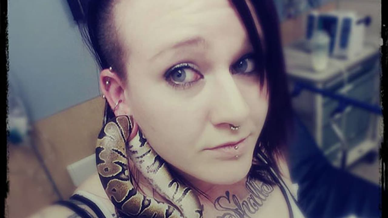 Women’s pet snake turns itself into dangly accessory Women’s pet snake turns itself into dangly accessory