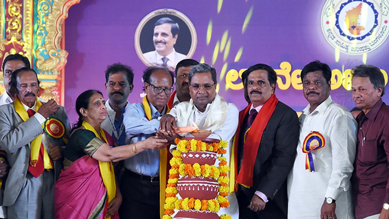 ಮೈಸೂರಿನಲ್ಲಿ ಕನ್ನಡ ಕಲರವ: ನುಡಿ ಜಾತ್ರೆಯಲ್ಲಿ ಮಿಂದೆದ್ದ ಸಾವಿರಾರು ಮಂದಿ ಮೈಸೂರಿನಲ್ಲಿ ಕನ್ನಡ ಕಲರವ: ನುಡಿ ಜಾತ್ರೆಯಲ್ಲಿ ಮಿಂದೆದ್ದ ಸಾವಿರಾರು ಮಂದಿ