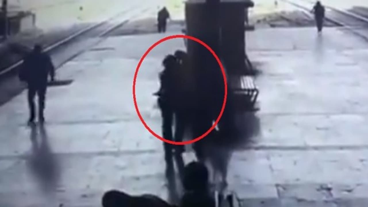 இளம் பெண்ணுக்கு வலுக்கட்டாயமாக முத்தம் கொடுத்த வாலிபர் கைது! இளம் பெண்ணுக்கு வலுக்கட்டாயமாக முத்தம் கொடுத்த வாலிபர் கைது!