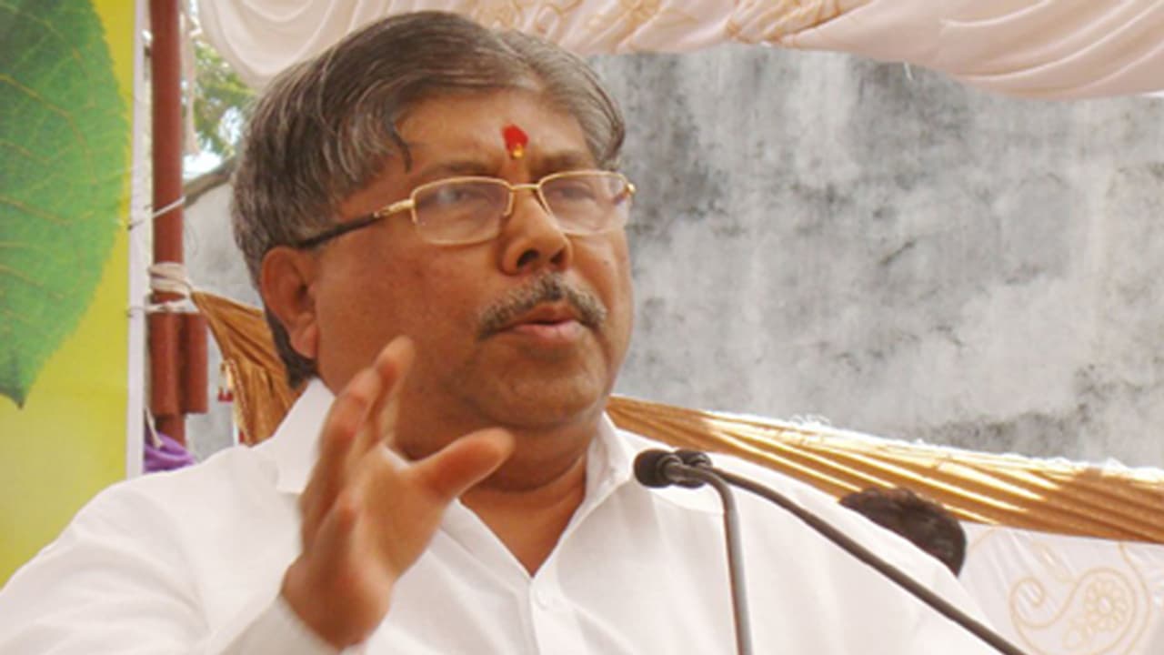 పార్టీ పెద్దలకు స్వీట్లు పంచేందుకు ఢిల్లీ వెళ్లిన ఫడ్న‌వీస్ మ‌హారాష్ట్ర బీజేపీ చీఫ్ చంద్ర‌కాంత్ పాటిల్ 