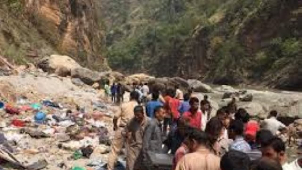 2 பஸ்கள், 2,400 அடி பள்ளத்தில் விழுந்து நொறுங்கியதில் 30 பேர் பலி 2 பஸ்கள், 2,400 அடி பள்ளத்தில் விழுந்து நொறுங்கியதில் 30 பேர் பலி