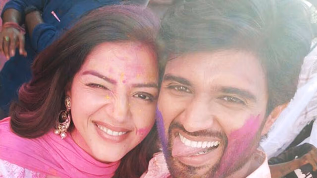 మెహరీన్ తో పండగ చేసుకుంటూ అడ్డంగా బుక్కైన విజయ్ దేవరకొండ మెహరీన్ తో పండగ చేసుకుంటూ అడ్డంగా బుక్కైన విజయ్ దేవరకొండ