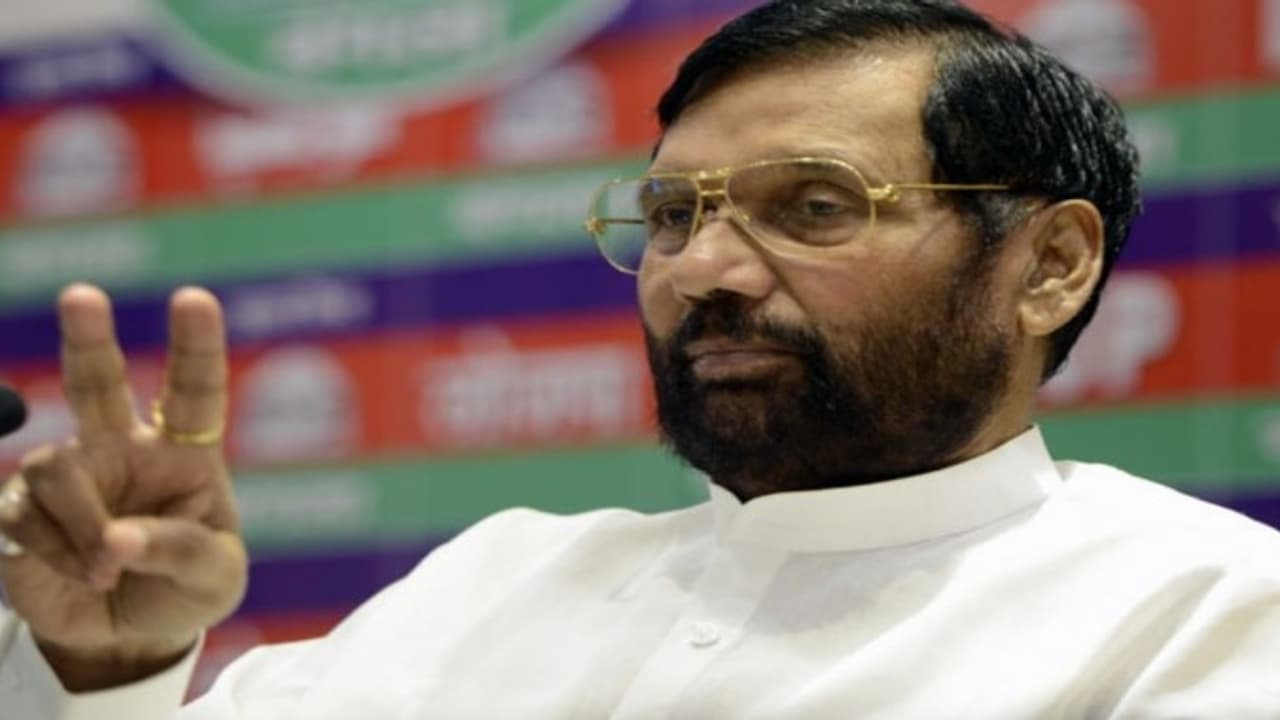 ದೇವೇಗೌಡ ನನ್ನ ಸೆಕೆಂಡ್ ಫೇವರಿಟ್ ಪ್ರಧಾನಿ: ರಾಮ್ ವಿಲಾಸ್ ಪಾಸ್ವಾನ್ ದೇವೇಗೌಡ ನನ್ನ ಸೆಕೆಂಡ್ ಫೇವರಿಟ್ ಪ್ರಧಾನಿ: ರಾಮ್ ವಿಲಾಸ್ ಪಾಸ್ವಾನ್