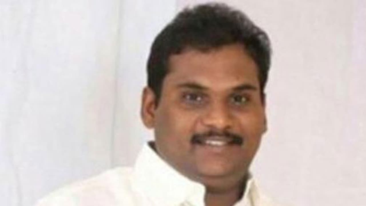 కాకినాడ జెడ్పీ సమావేశంలో మంత్రి వర్సెస్ ఎమ్మెల్యే.. గట్టిగా మాట్లాడుతున్నారేమిటని మంత్రిని అడిగిన చంటిబాబు.. కాకినాడ జెడ్పీ సమావేశంలో మంత్రి వర్సెస్ ఎమ్మెల్యే.. గట్టిగా మాట్లాడుతున్నారేమిటని మంత్రిని అడిగిన చంటిబాబు..